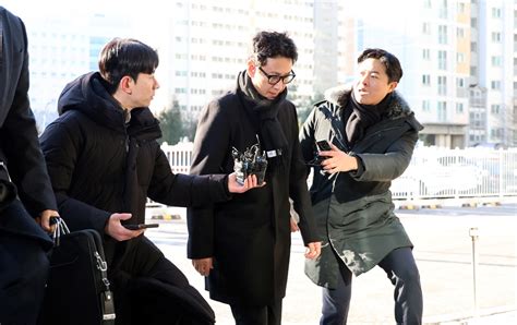 South Korean police defend highly publicised investigation of actor Lee .